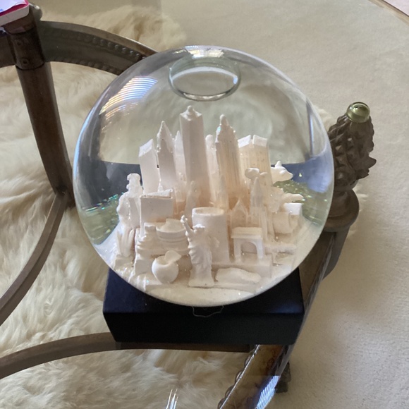 Beautiful NYC Snow Globe.  New. - Picture 4 of 8